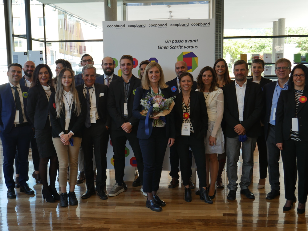 22.10.2021 Il team di Coopbund Alto Adige Südtirol il giorno in cui Monica Devilli è stata eletta presidente dell'associazione di rappresentanza delle cooperative altoatesine