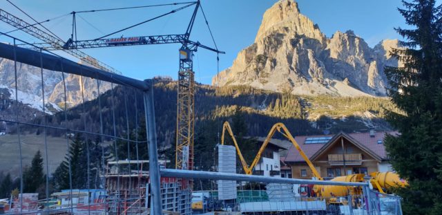 Tiefgarage für Anrainer in Corvara im Bau