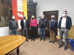 da sin. a destra: Alberto Bocchio (Coopbund), sindaco Peter Brunner, presidente di Coopbund Monica Devilli, vice sindaco Ferdinando Stablum, Antonio Russo (membro della presidenza di Coopbund e membro del CdA della cooperativa sociale Casa della Solidarietà di Bressanone), assessore comunale Andreas Jungmann.