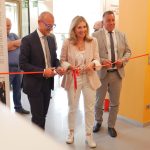 Eröffnung der Ausstellung 50 Jahre Coopbund - Zeremonie des Durchschneidens des Bandes mit Monica Devilli, Claudio Corrarati, Stephan Konder